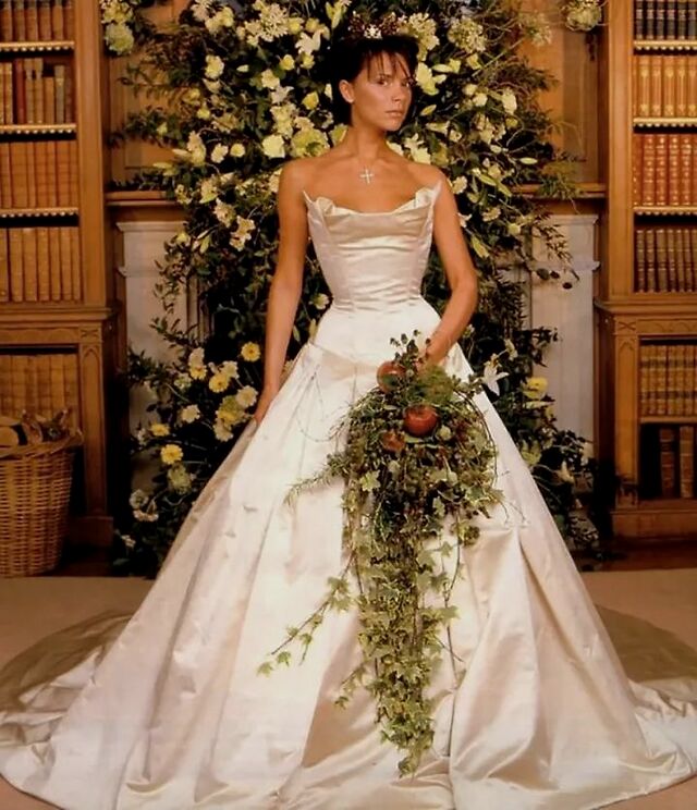 1999年,贝嫂也选择了vera wang的婚纱,一条裙子举国惊艳.