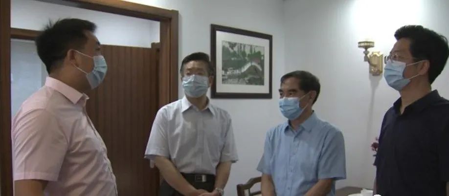 市政协主席张晓明,副市长雷大庆,市政协副主席张中华陪同调研.