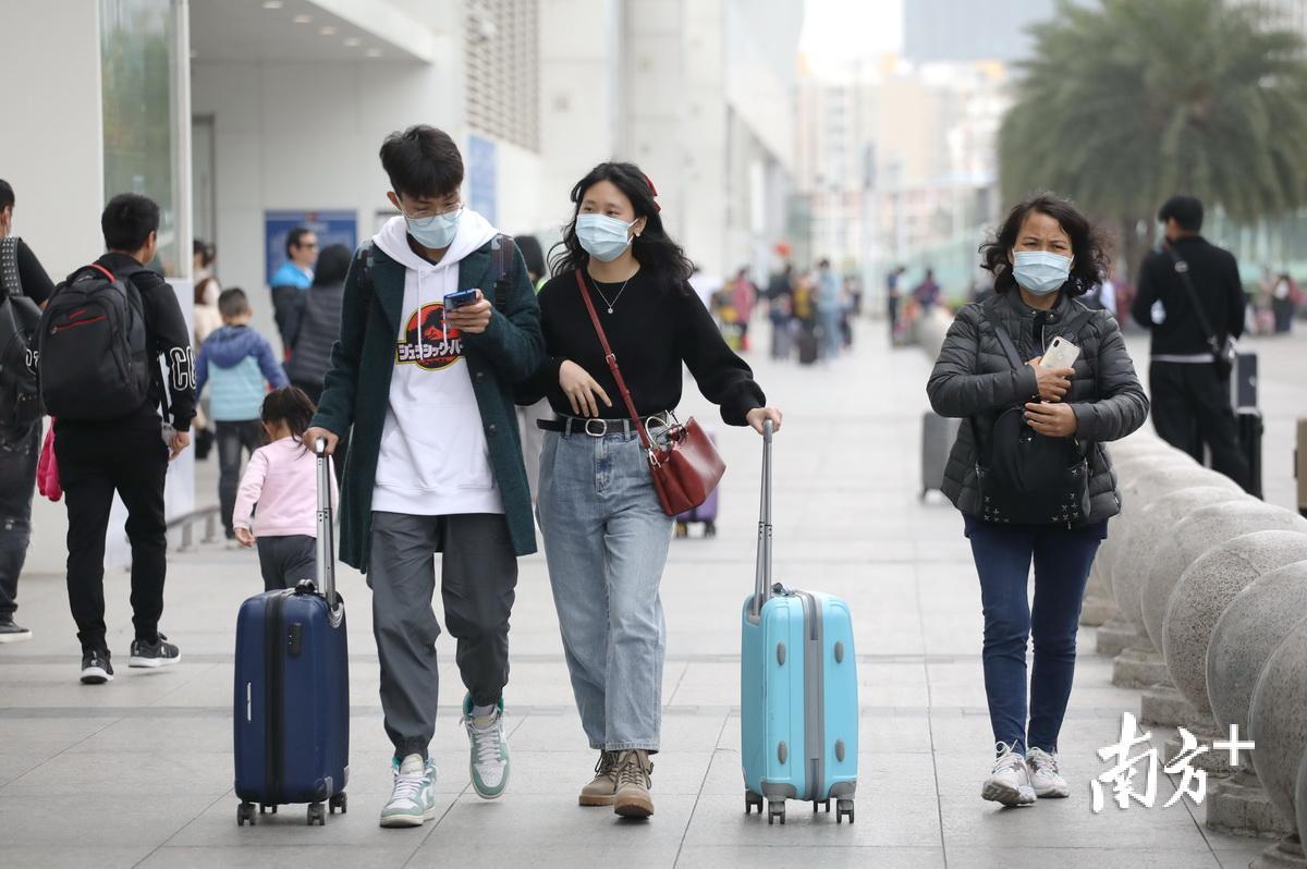 图集 做足防护!前往人流密集区域的珠海市民请戴口罩