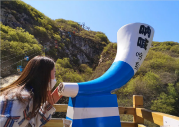 景区的呐喊喷泉成为游客测试肺活量和舒缓压力的"秘密武器".