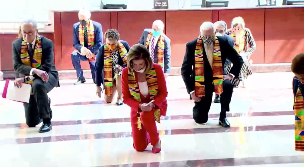 80岁佩洛西这一跪，能给美国跪出一片新天地吗？