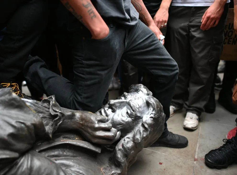 美欧抗议示威未平，又掀起“推倒雕像”运动