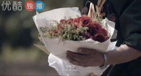 那些开着豪车摆摊的网红们,先憋忙着直播了…