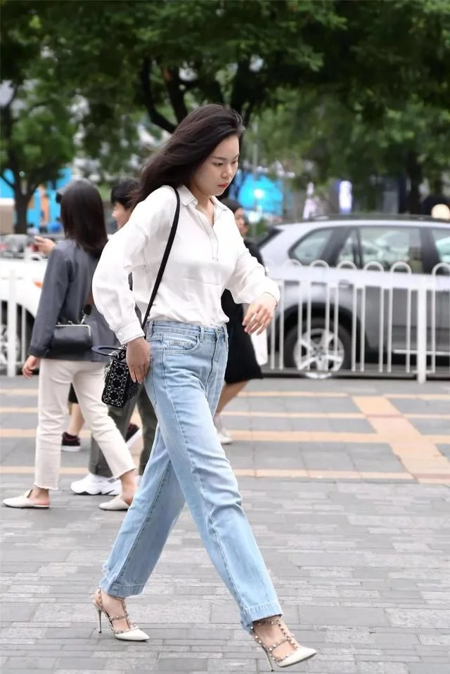 女性穿搭高跟鞋,穿出一种优雅迷人的姿态