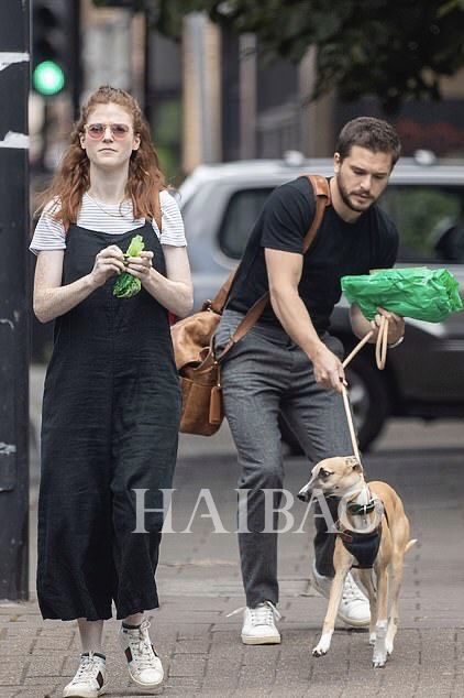 基特·哈灵顿 (kit harington)和妻子rose leslie7月29日现身伦敦