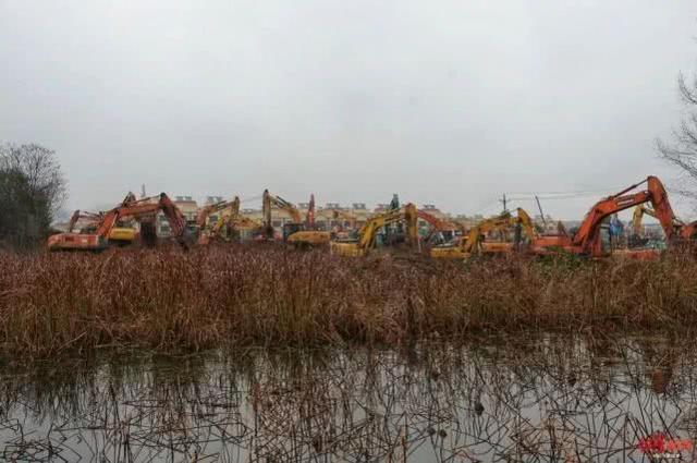 现场：武汉版“小汤山医院”通宵施工中