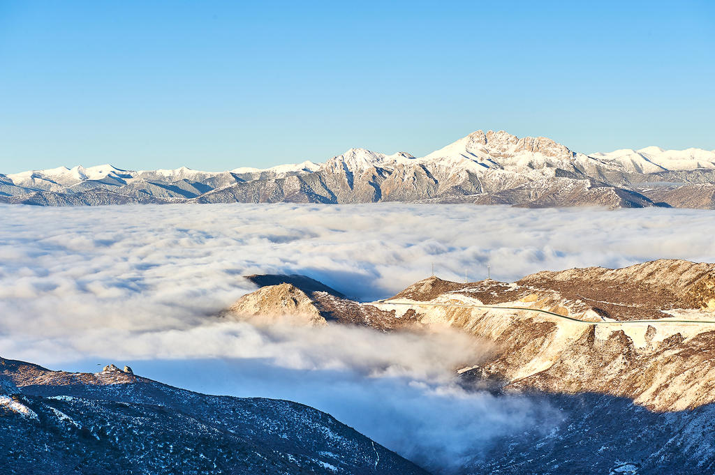 雪山梁云海