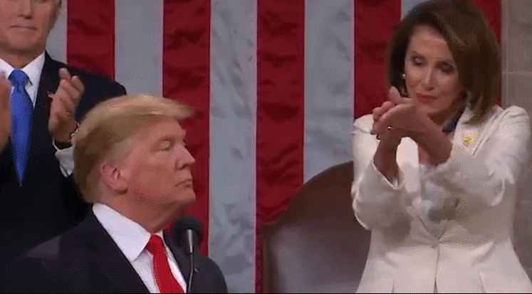 特朗普国情咨文演讲现场:佩洛西面无表情手撕讲稿