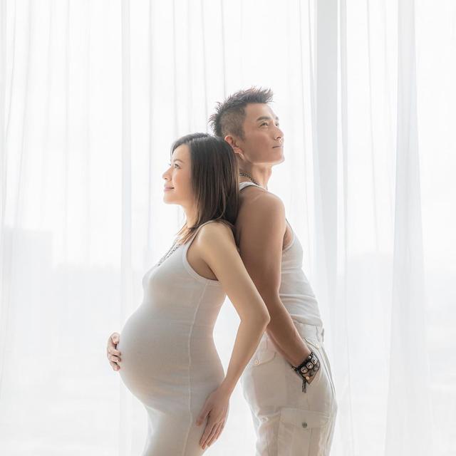 陈山聪老婆晒怀孕8月大肚写真，老公全程陪伴笑得合不拢嘴