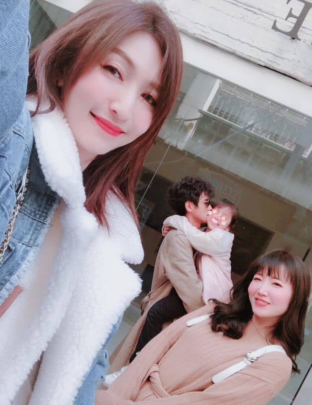 而阿翔的老婆也晒照力挺老公和闺蜜,称"流言蜚语就像龙卷风,还强调we