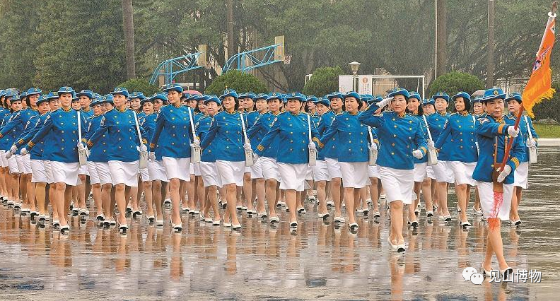 至于女兵的木兰步,据说现在也因女兵越来越少根本凑不成队列而基本