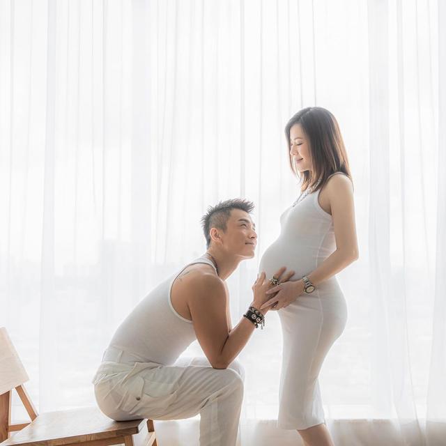 陈山聪老婆晒怀孕8月大肚写真，老公全程陪伴笑得合不拢嘴