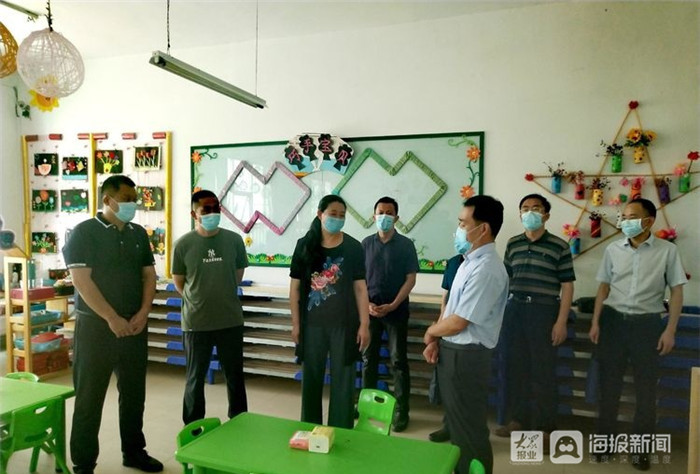 镇长董振强以及教育办主任岳新良等的陪同下到汀罗镇中心幼儿园检查指