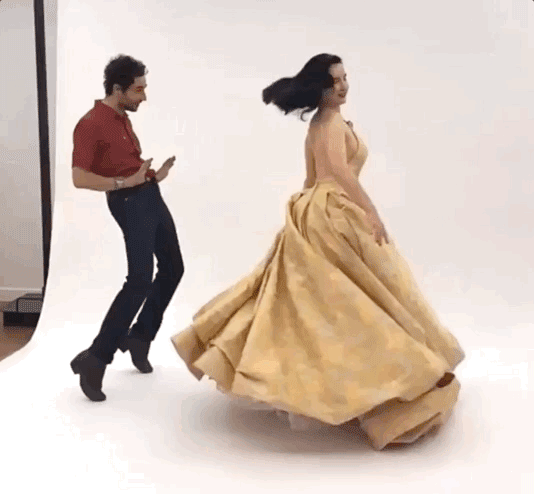 (这个动图我也就看了八百遍吧)抛开红毯滤镜,蒂塔的私服也是百分百的