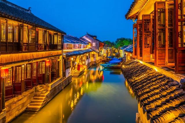木渎古镇,位于苏州古城西部,是与苏州城同龄的汉族水乡文化古镇,距今