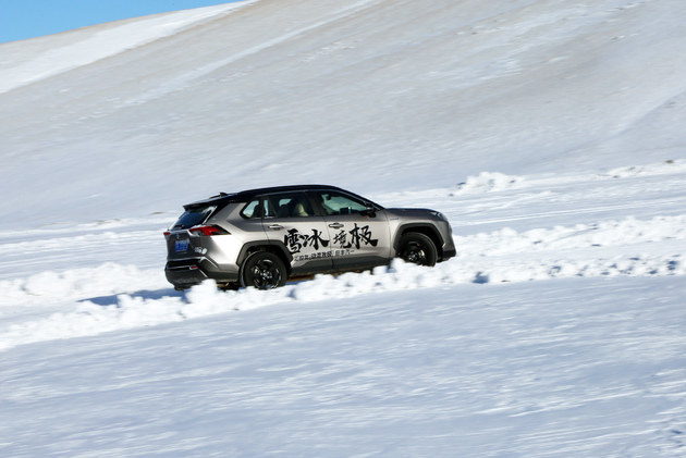 一汽丰田双擎家族冰雪试驾行驶稳定性出色