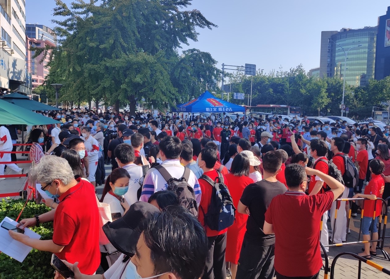 北京今年高考首日:考生表情轻松,家长穿"黑马"t恤助考