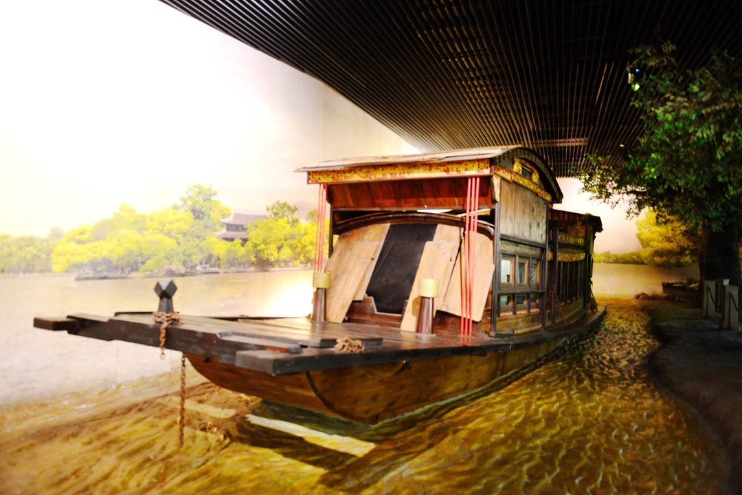 浙江嘉兴,南湖景区,南湖革命纪念馆内展示的红船.