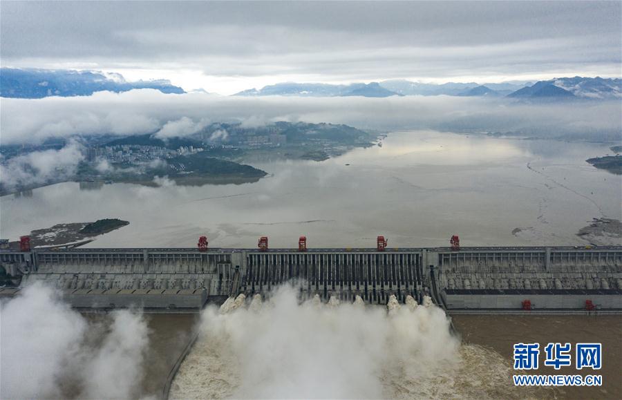 8月20日拍摄的长江三峡水利枢纽工程开启泄洪深孔泄洪的情景(无人机