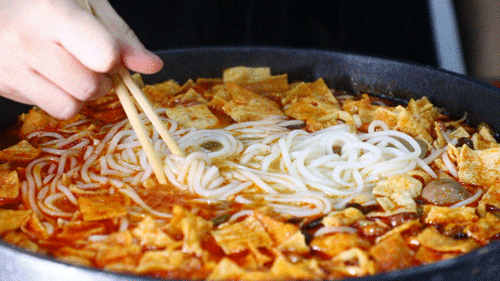 一顿7包!煮了全家桶款螺蛳粉,居然被同事举报我在吃