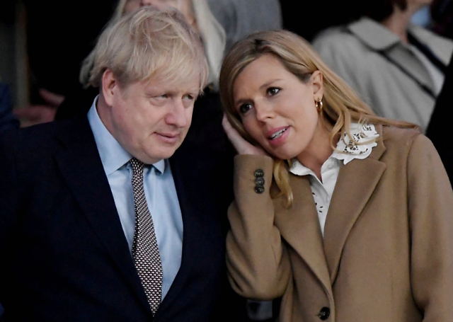 昨晚,英国首相鲍里斯·约翰逊(boris johnson)和自己的未婚妻凯莉