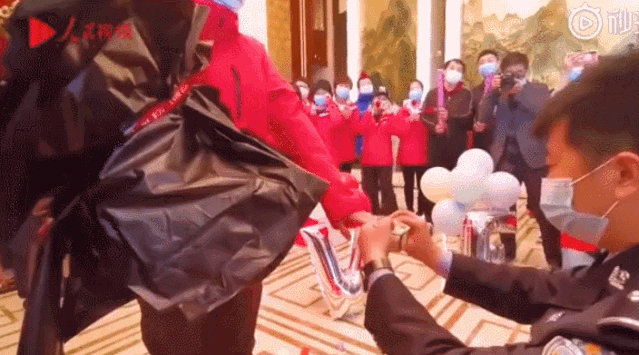 护士女友打断求婚,得知原因后网友点赞