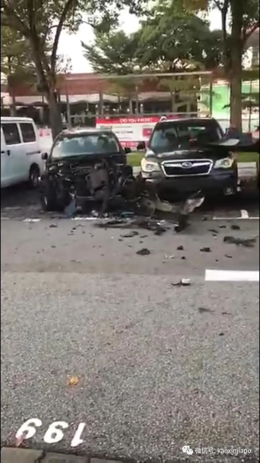宾利撞4辆车,奔驰撞得面目全非七零八落