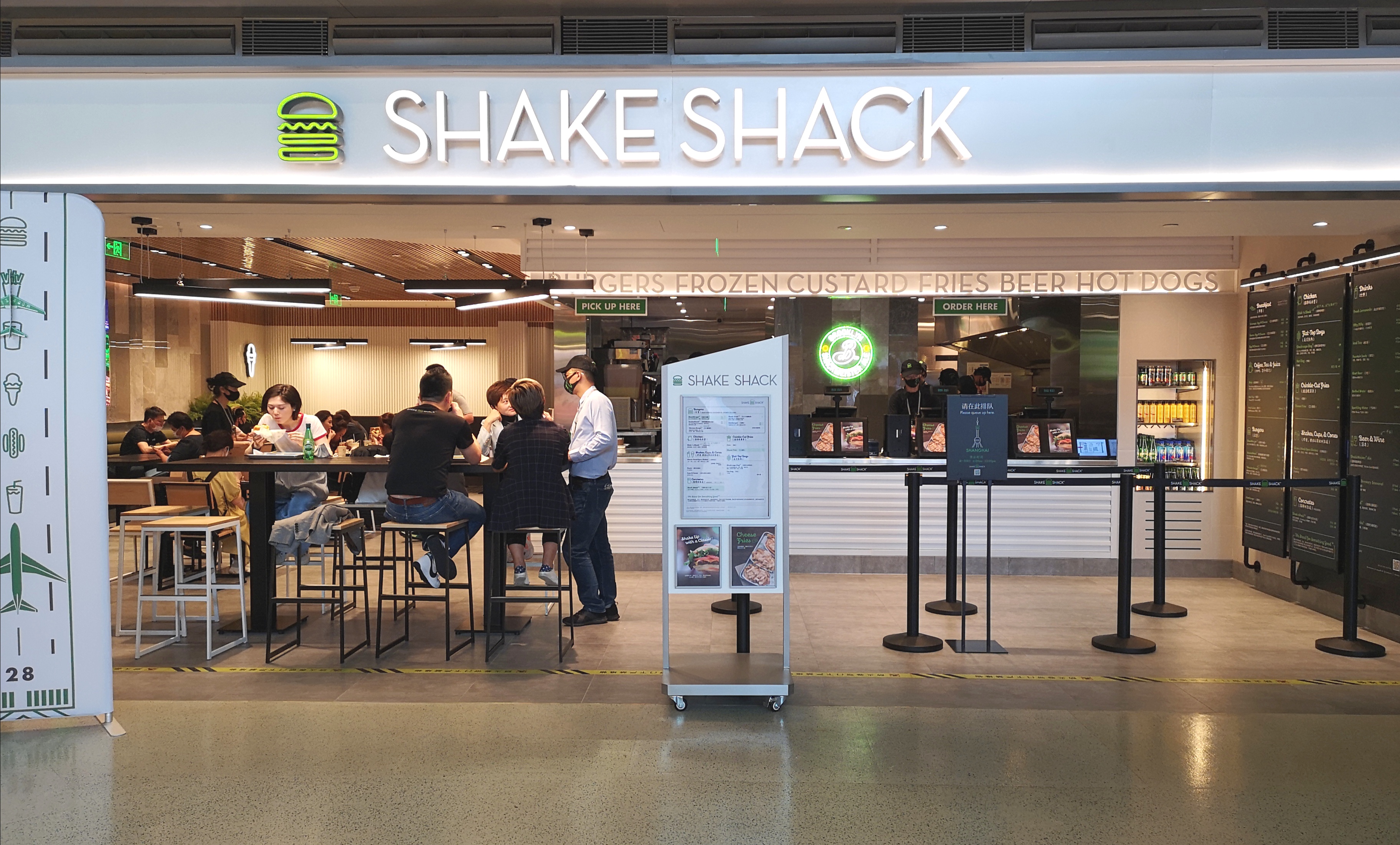 又一家shake shack在上海开业,这次是在虹桥机场,还是全国机场首店.