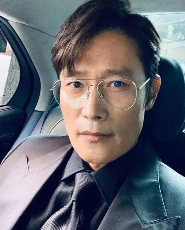 是韩国演艺圈举足轻重的大前辈,2018年李秉宪演出《阳光先生》,与金牌