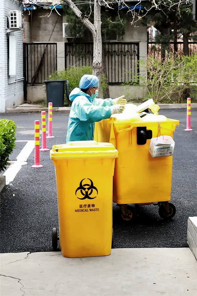 2020年3月26日,航空总医院发热门诊医疗垃圾处理人员收集当日医疗垃圾