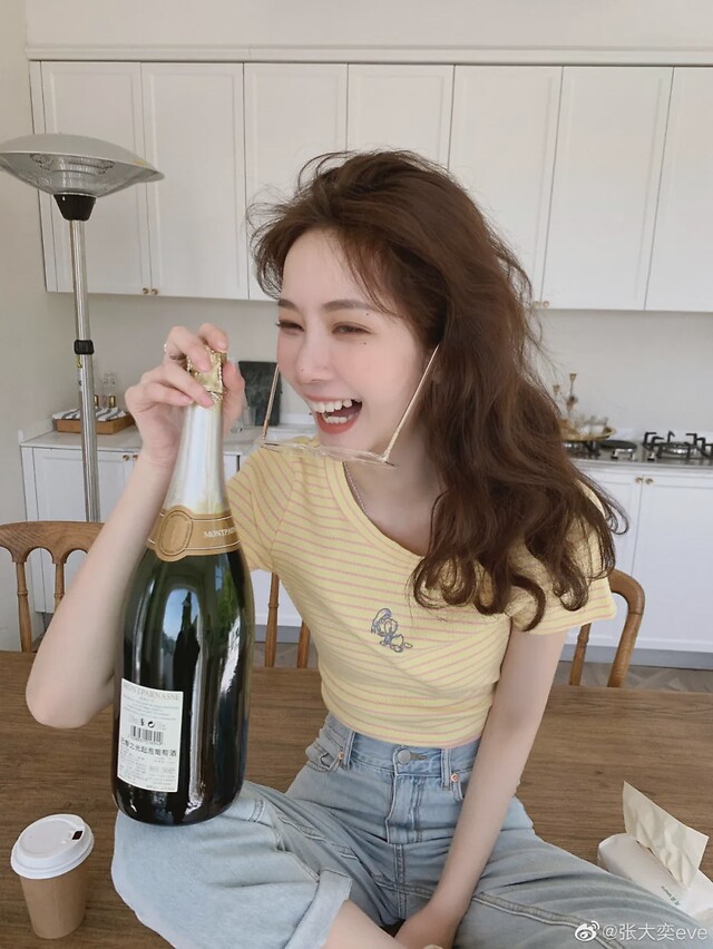 天猫总裁夫人和张大奕的饮酒品位对比