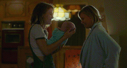 婆婆拿着赚来的钱,满怀喜悦,她给小梅买项链,给孙子买礼物.