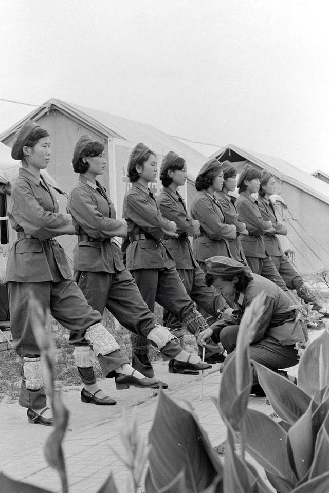 敬佩训练正步的女兵脚上绑沙袋抬腿高度用尺量