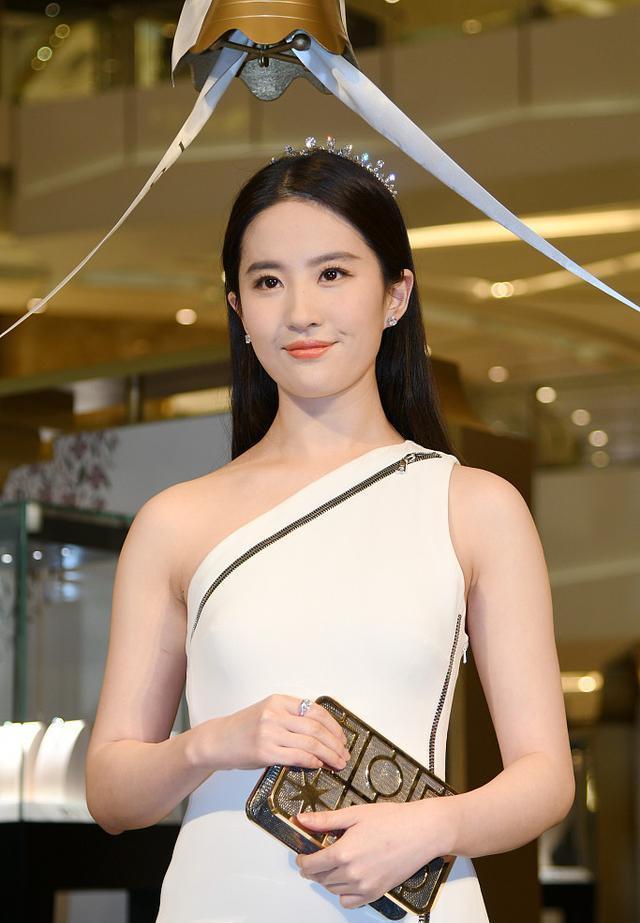 刘亦菲真是微胖女神穿衣刚好能撑出曲线谁说瘦才好看