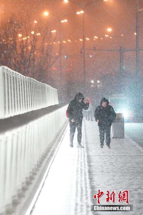 2020年北京第一场雪 市民街头拍摄雪后美景