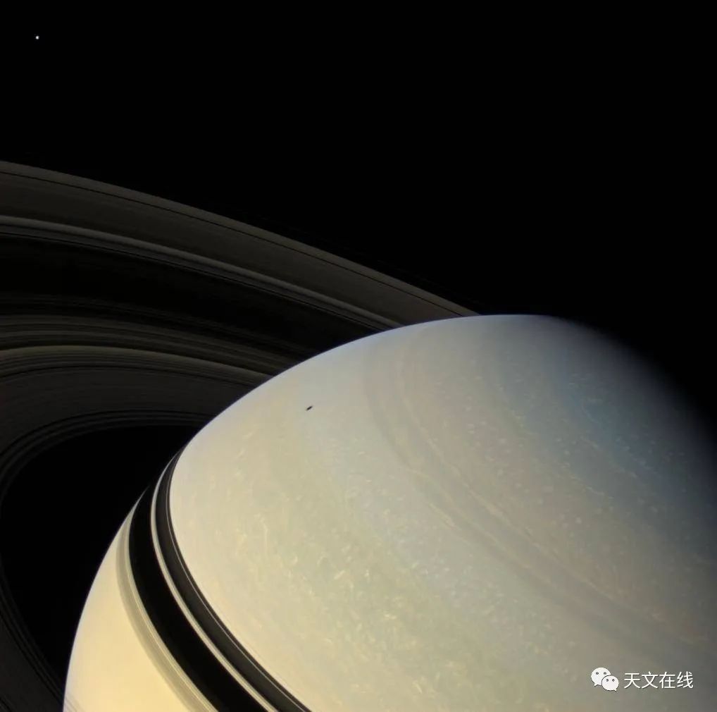 令人窒息的图片:土星环的晨昏线(土星环上美丽的晨昏线)