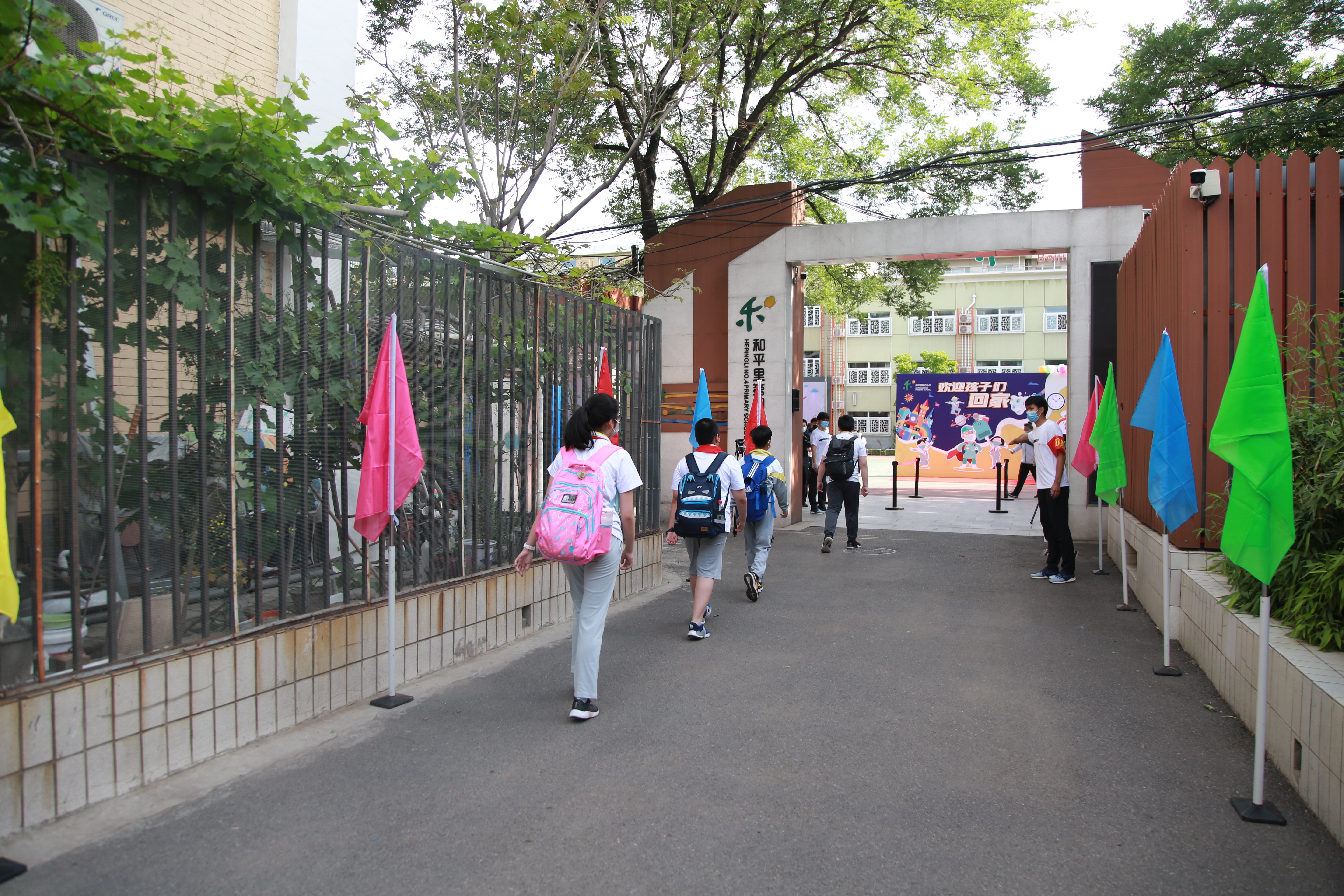 新京报讯(记者 戚望)6月1日,和平里第四小学六年级的350名学生告别