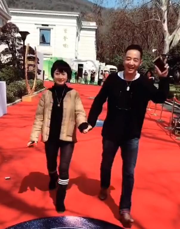同日,陈剑月还分享了和老公侯长贵一起参加活动的视频,视频中的他们