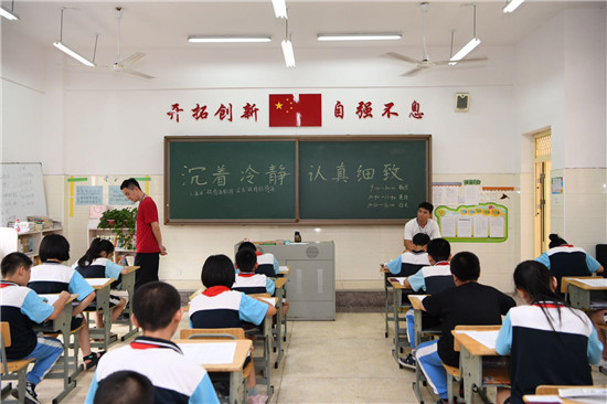 7月2日,长沙市实验小学梅溪湖学校,六年级学生正在参加考试.