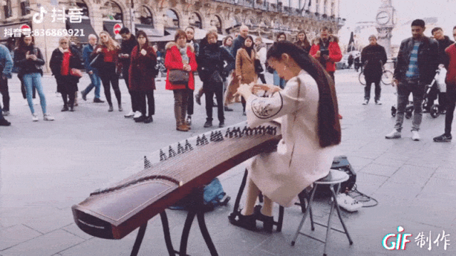 90后汉服美女弹古筝,在国外爆火,外国人惊呼:中国传统