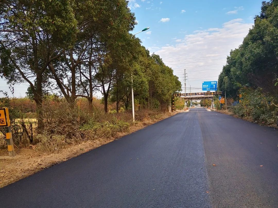 过铁路段沥青已经铺好,剩余路段正在灰土施工 振阳路