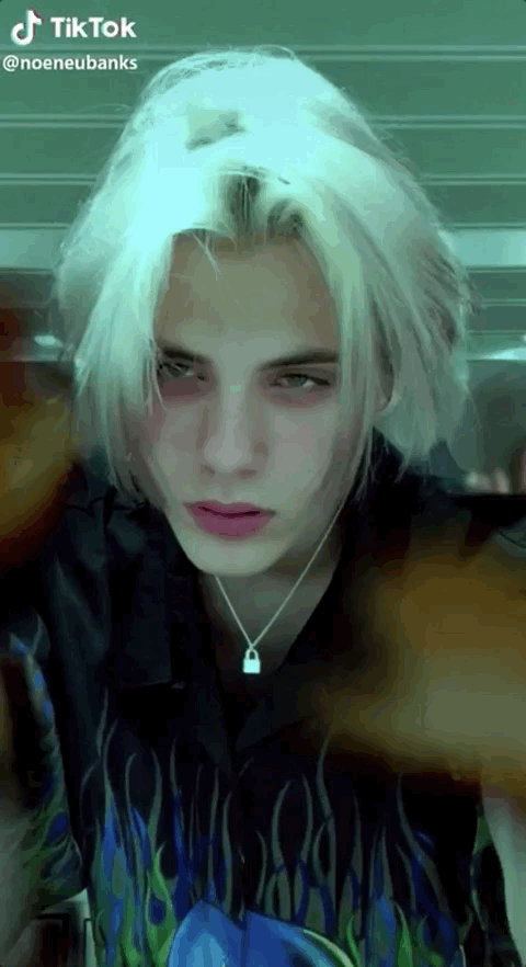 早期他的视频风格以搞笑无厘头为主 就像在国内搜索「带货」你会看到