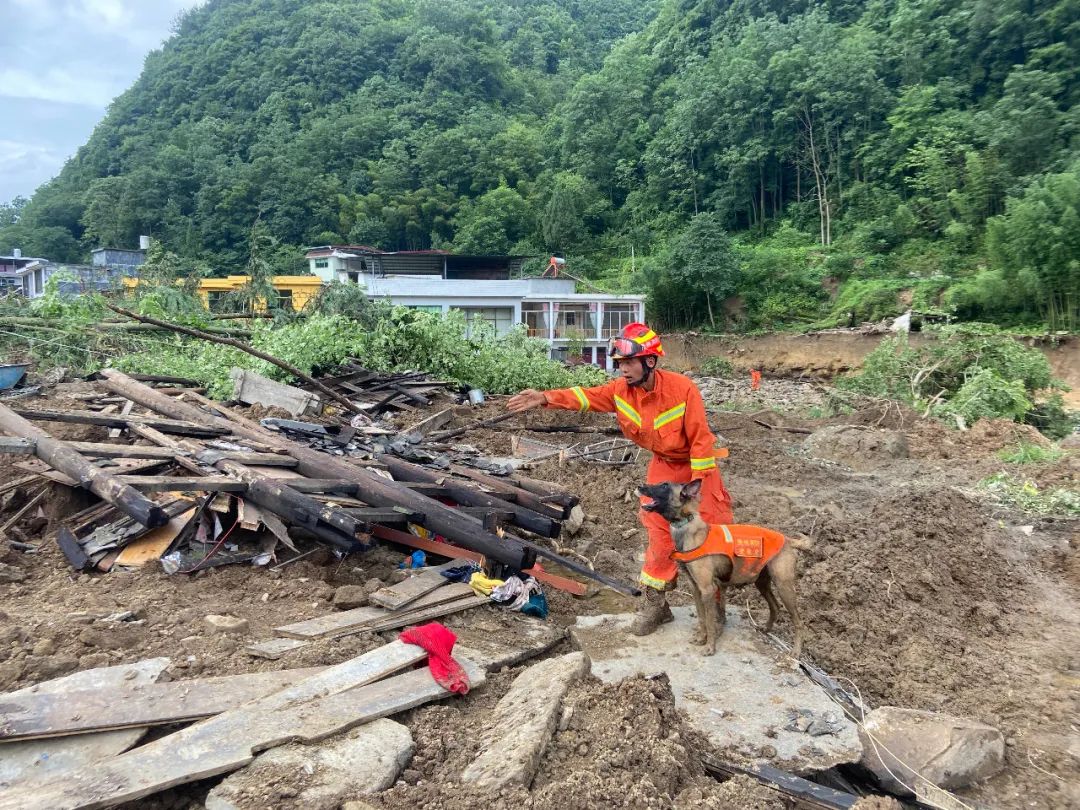 贵州启动地质灾害Ⅱ级应急响应!松桃"7.8"山体滑坡持续救援中