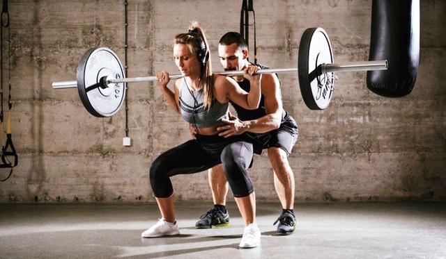 刚开始的时候,你可以从徒手深蹲开始,随着动作的熟练跟标准,再进行