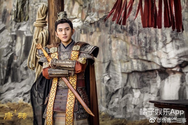 热度比较高的一部剧应该就是和张佳宁合作的《唐砖》了.