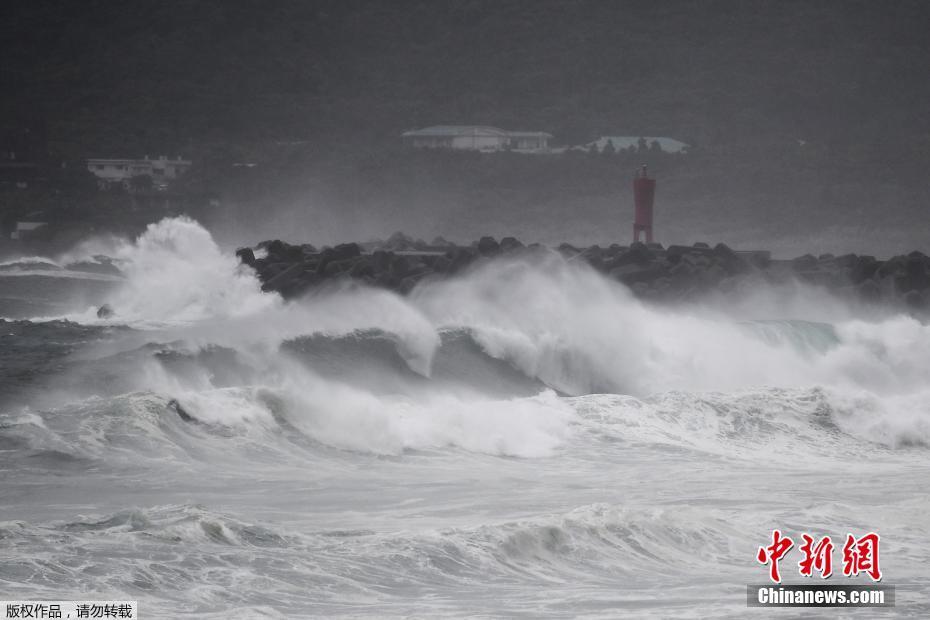 当地时间9月6日,日本鹿儿岛县枕崎,台风"海神"逼近,海岸掀起巨浪.