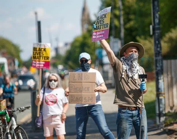 英黑男与白警争执被电击倒地,儿子吓哭以为父中枪