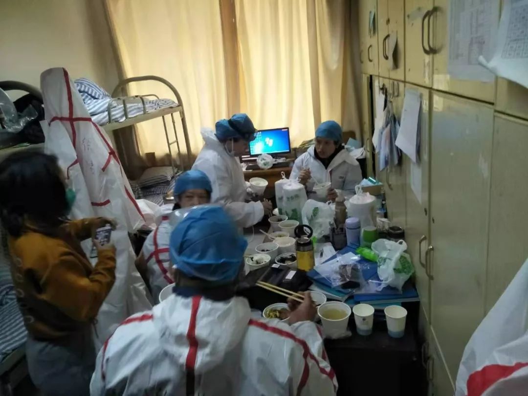 疫情下的武汉救护车司机：与死神赛跑