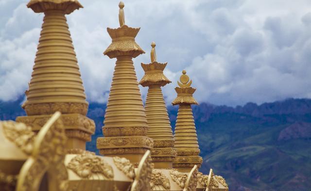 玉树有座稀世佛塔,2200年前印度阿育王所建,经千年守护光芒依旧