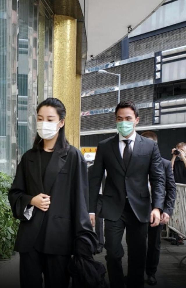 赌王29岁儿子何猷启与新欢十指紧扣逛街,妻子齐娇在三